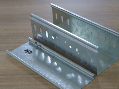 Self-locking cable tray